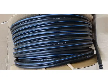 Черный резиновый вакуумный шланг с полосой. A = 7.0 mm B = 13.0 mm